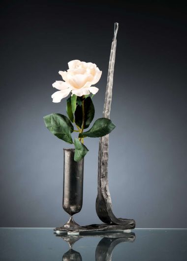Vase aus Metall mit Rose