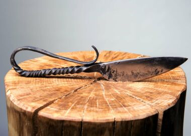 Messer geschwungen auf Baumstamm