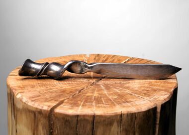 Messer gedreht auf Baumstamm